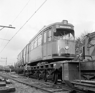 154100 Afbeelding van het vervoer van een tram voor de R.E.T. te Rotterdam op rongenwagens van de N.S. bij Werkspoor te ...